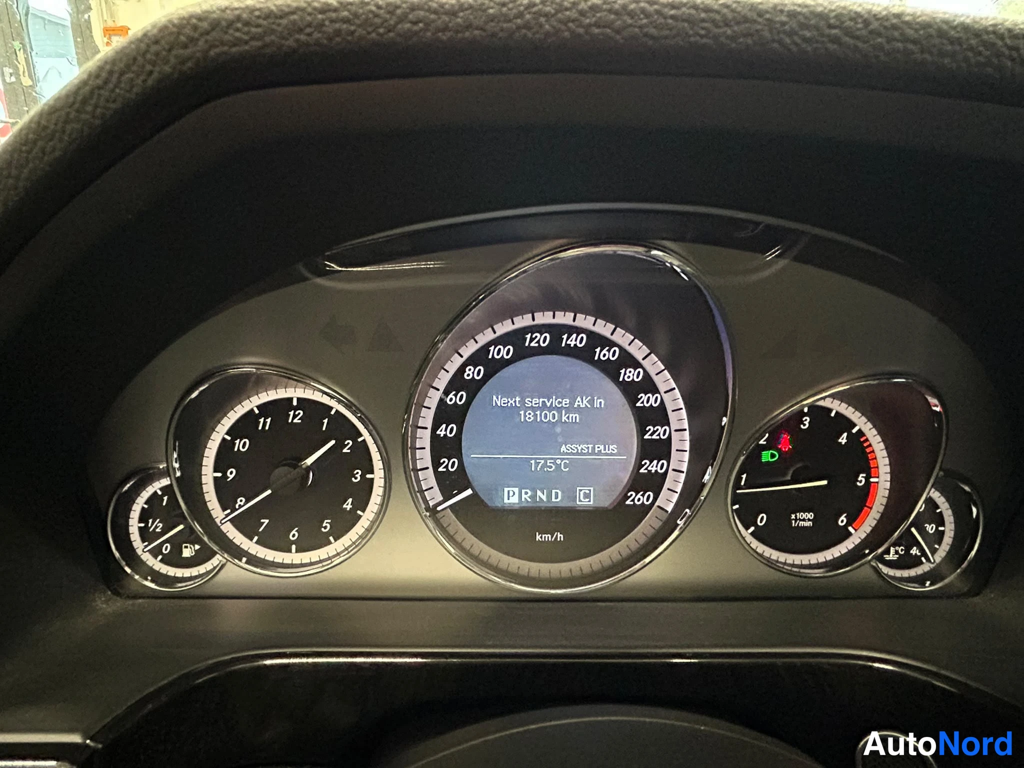 Punainen Mercedes-Benz E 250 2010, yksityiskohta, kuva 15