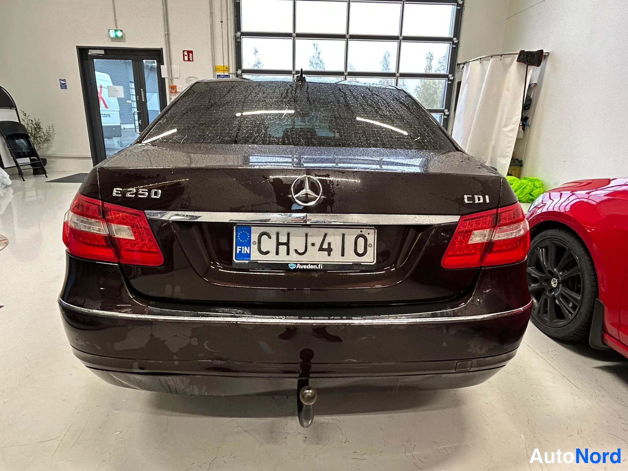 Punainen Mercedes-Benz E 250 2010, takaa, kuva 7