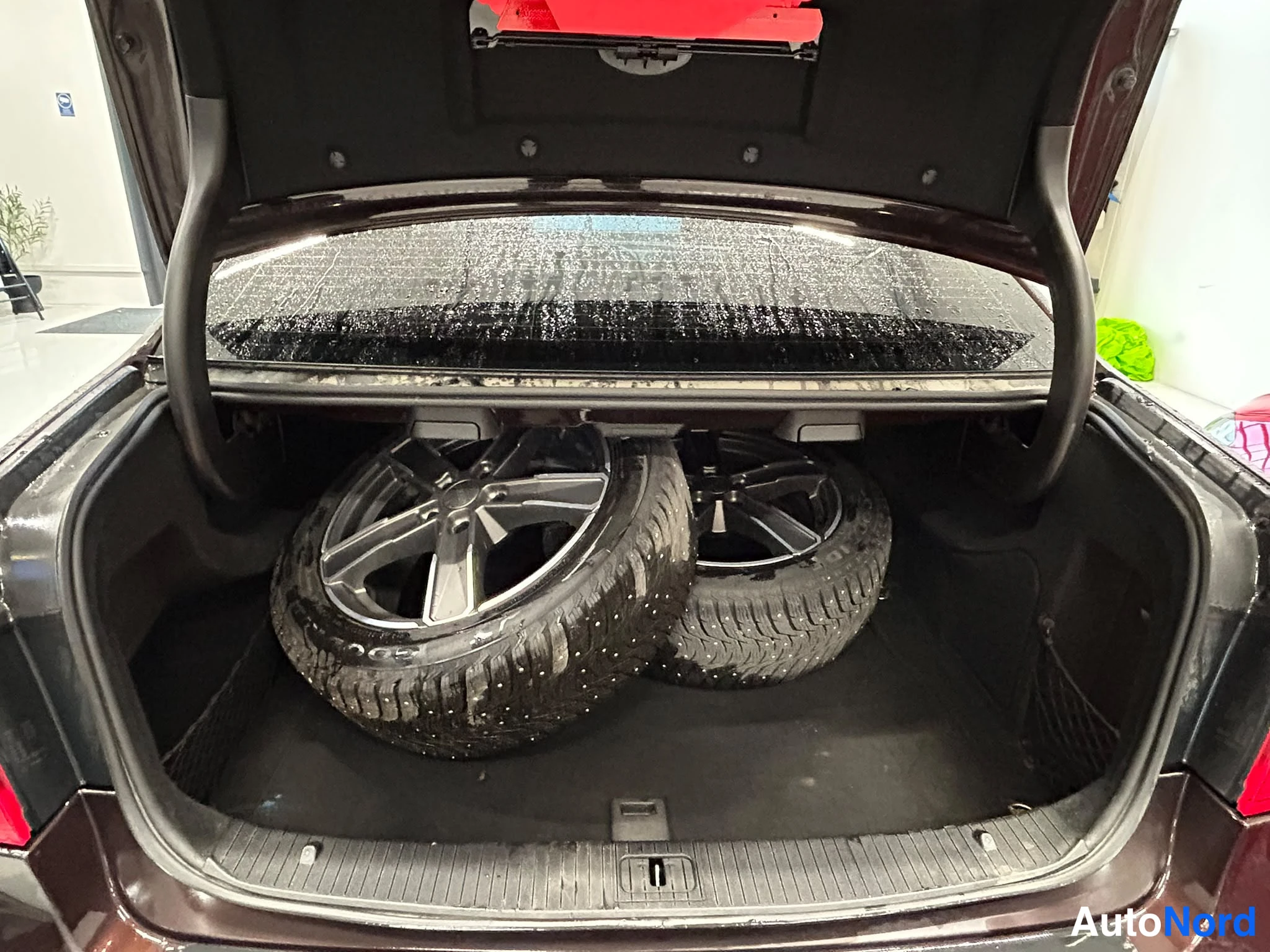 Punainen Mercedes-Benz E 250 2010, tavaratila, kuva 11