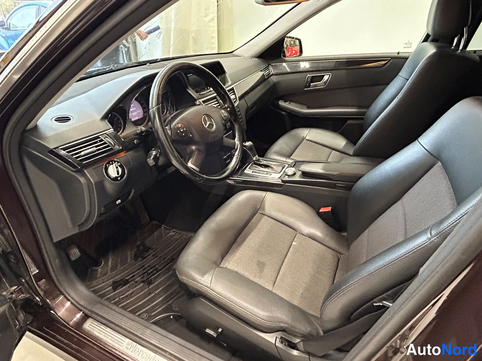 Punainen Mercedes-Benz E 250 2010, etuistuimet, kuva 9