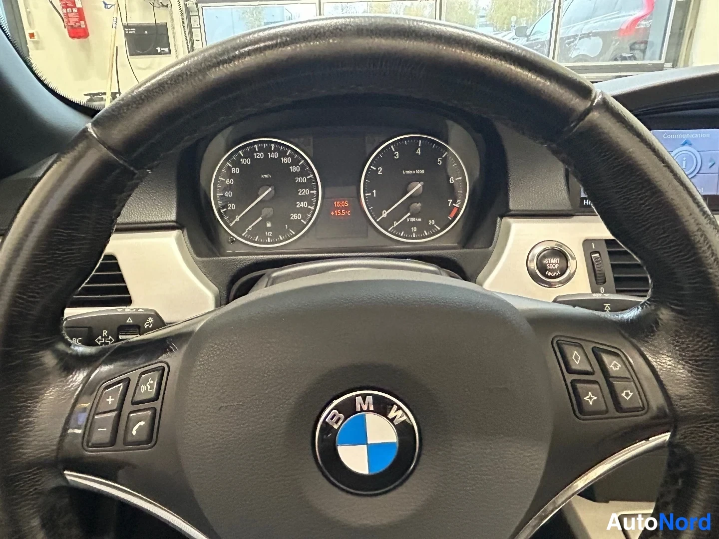 Musta BMW 320i 2008, yksityiskohta, kuva 20