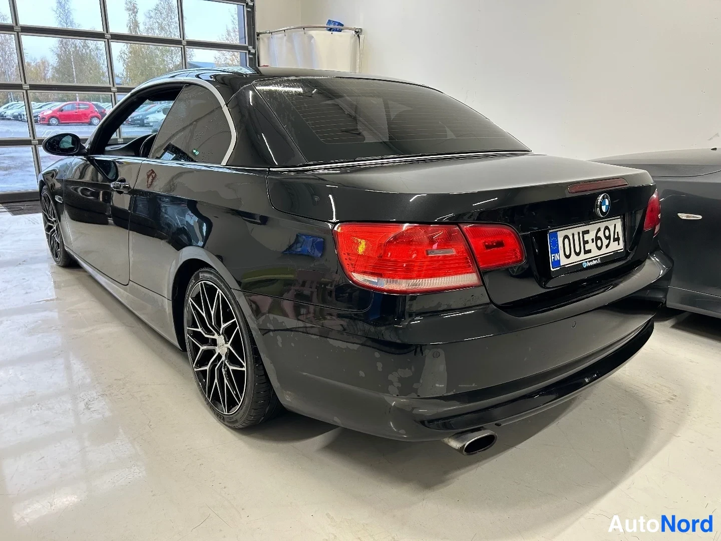 Musta BMW 320i 2008, takaviisto, kuva 5