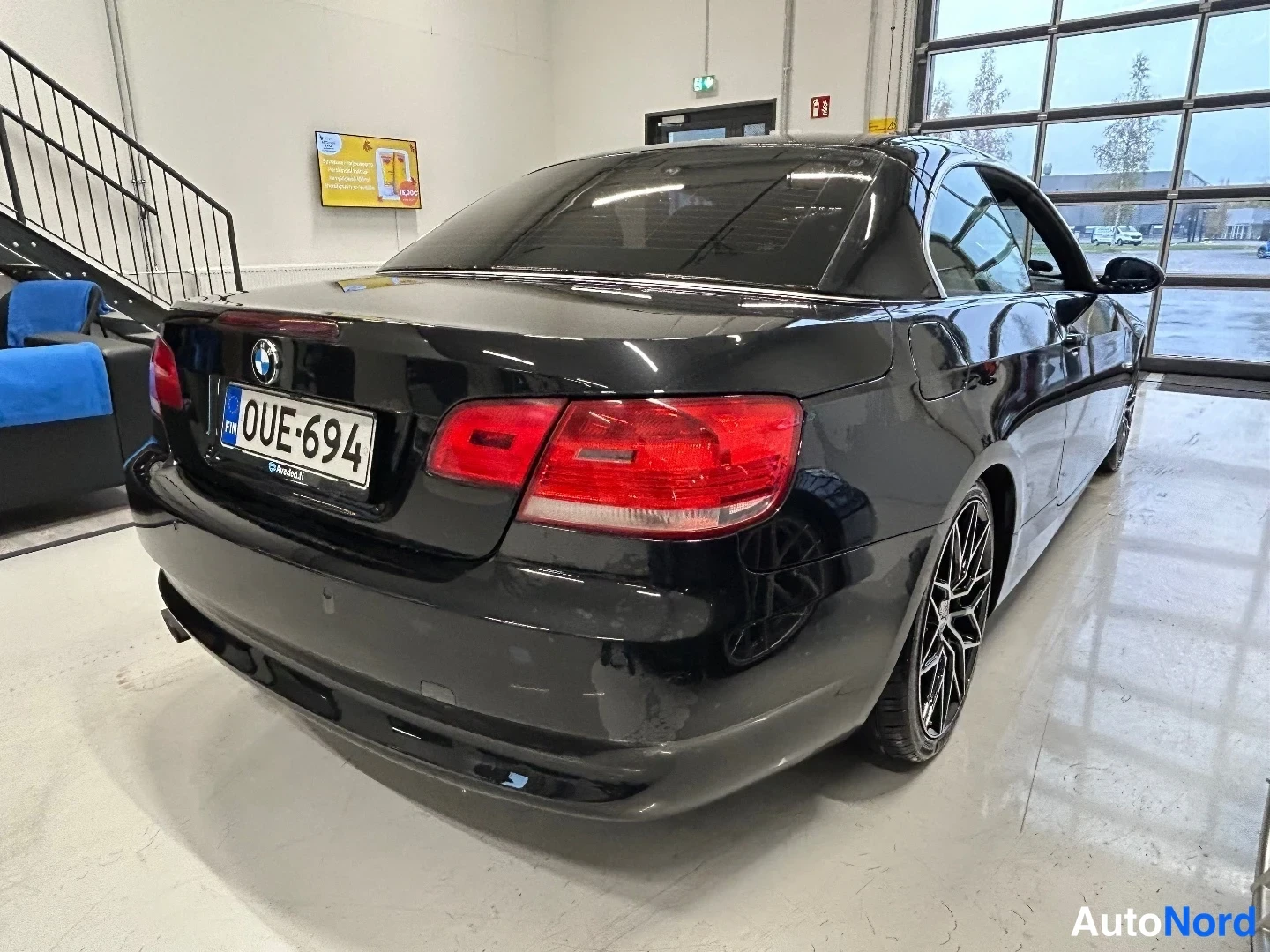 Musta BMW 320i 2008, takaviisto, kuva 6