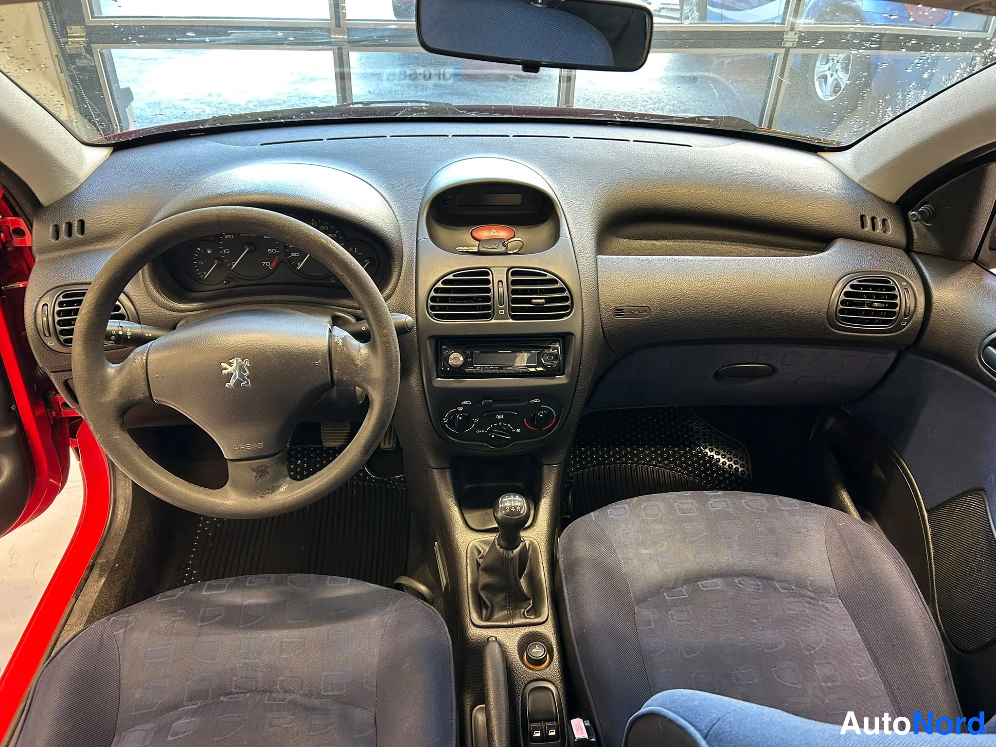 Punainen Peugeot 206 2003, ohjaamo, kuva 8