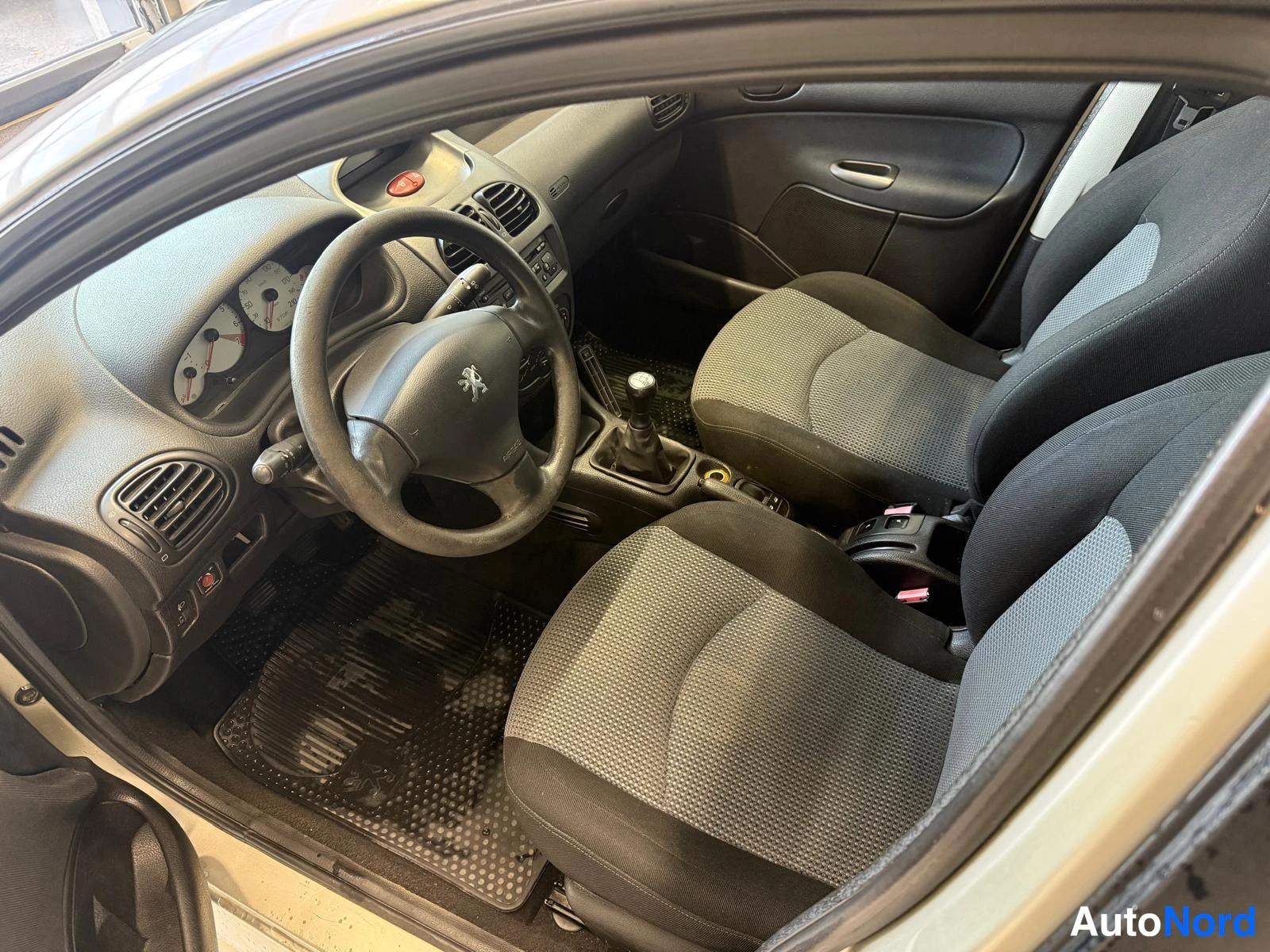 Hopea Peugeot 206 2005, etuistuimet, kuva 8