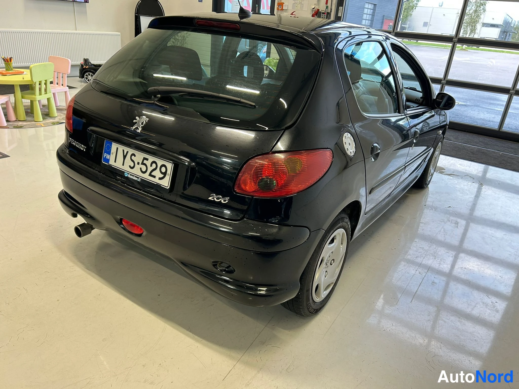 Musta Peugeot 206 2007, takaviisto, kuva 4