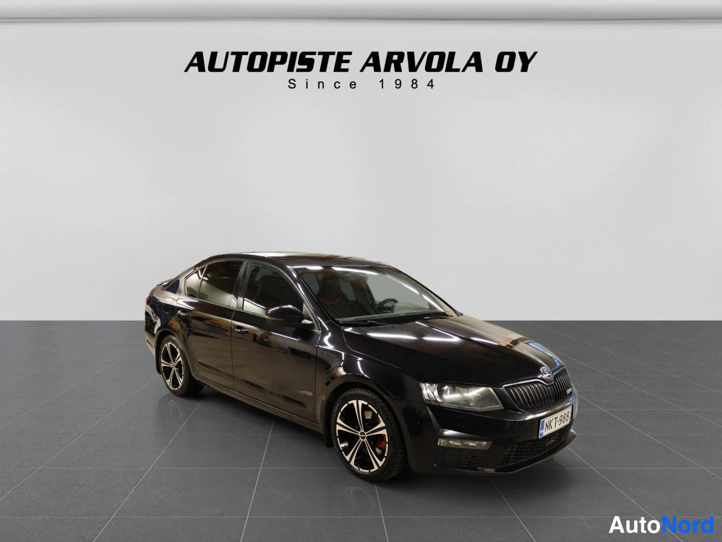 Musta Skoda Octavia 2017, etuviisto, keula oikealle, kuva 3