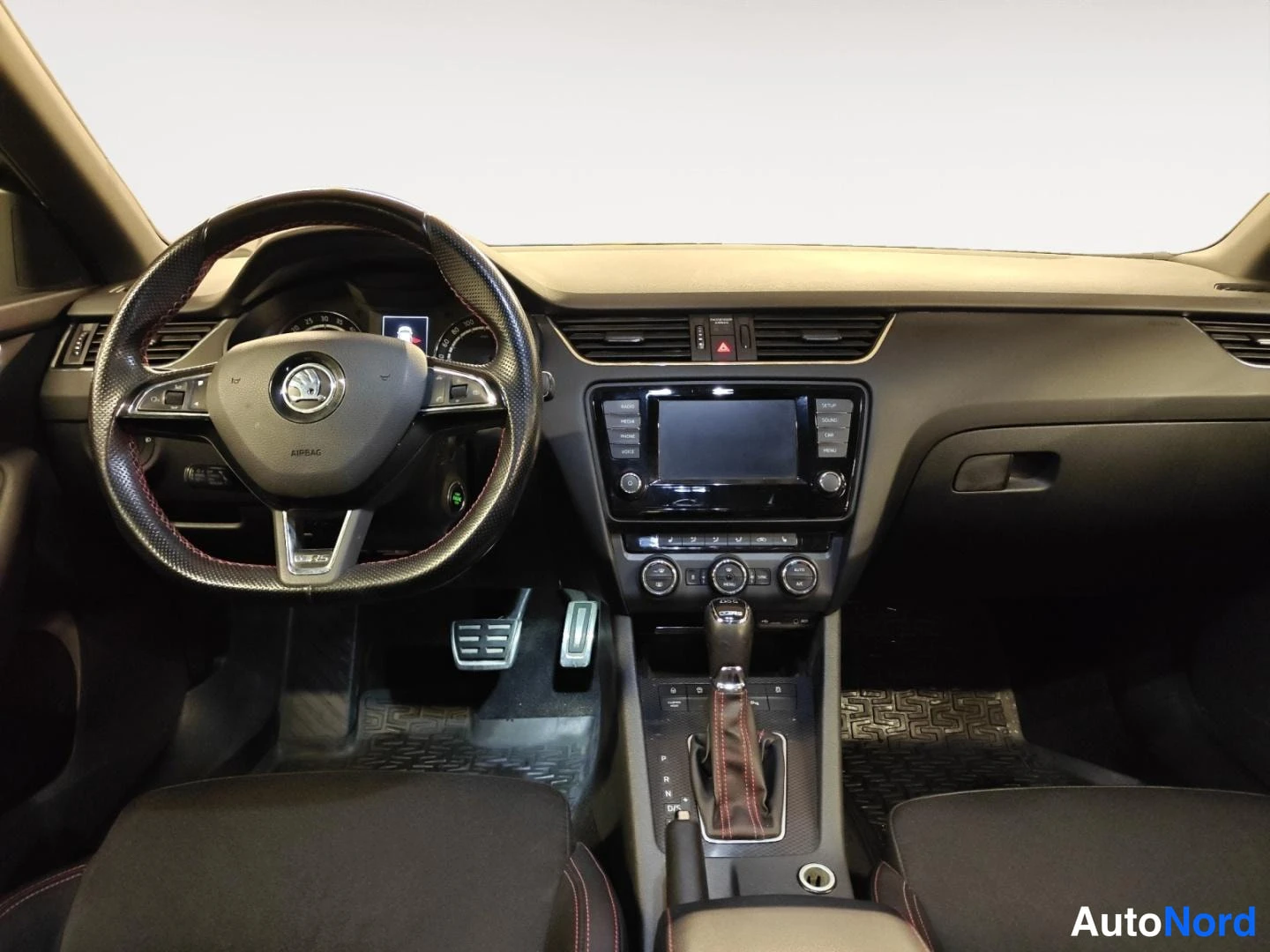 Musta Skoda Octavia 2017, ohjaamo, kuva 10