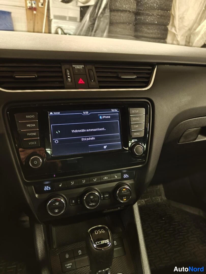 Musta Skoda Octavia 2017, ohjaamo, kuva 11