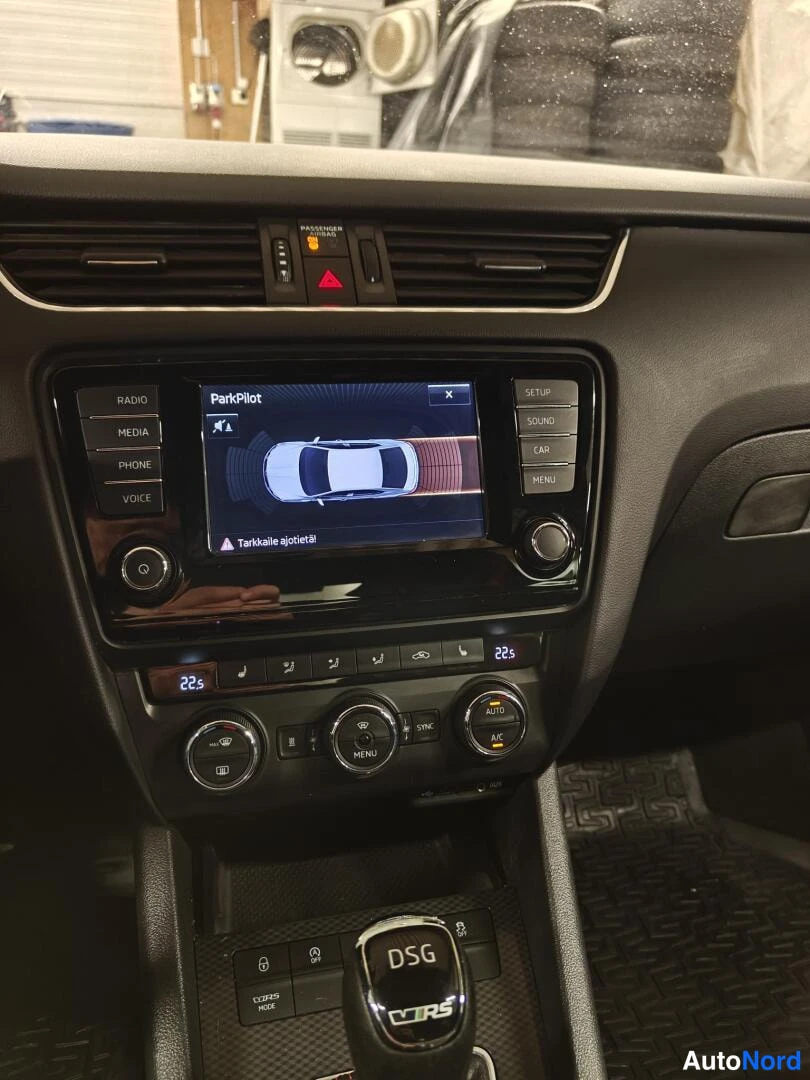 Musta Skoda Octavia 2017, ohjaamo, kuva 12