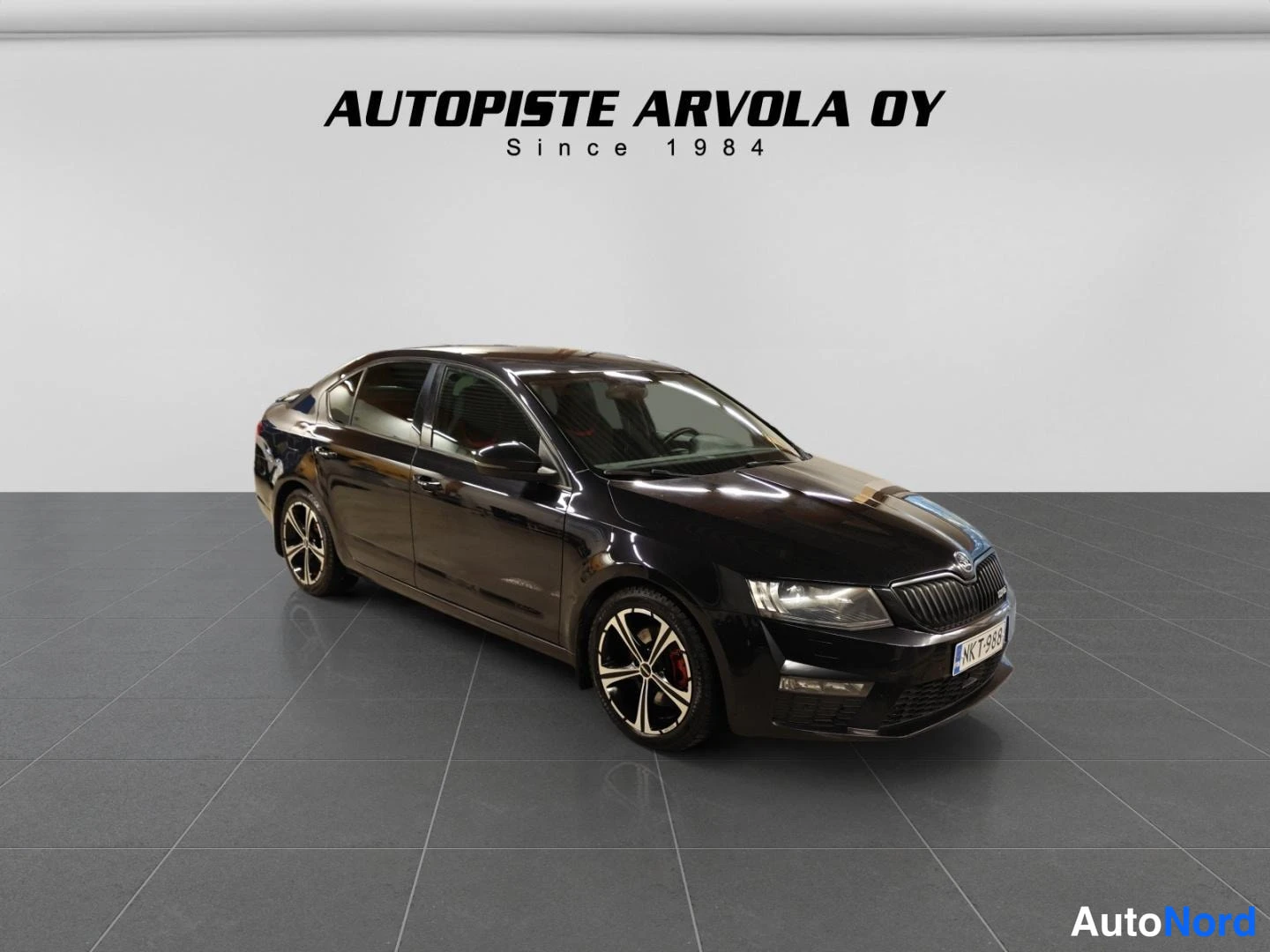 Musta Skoda Octavia 2017, etuviisto, keula oikealle, kuva 4