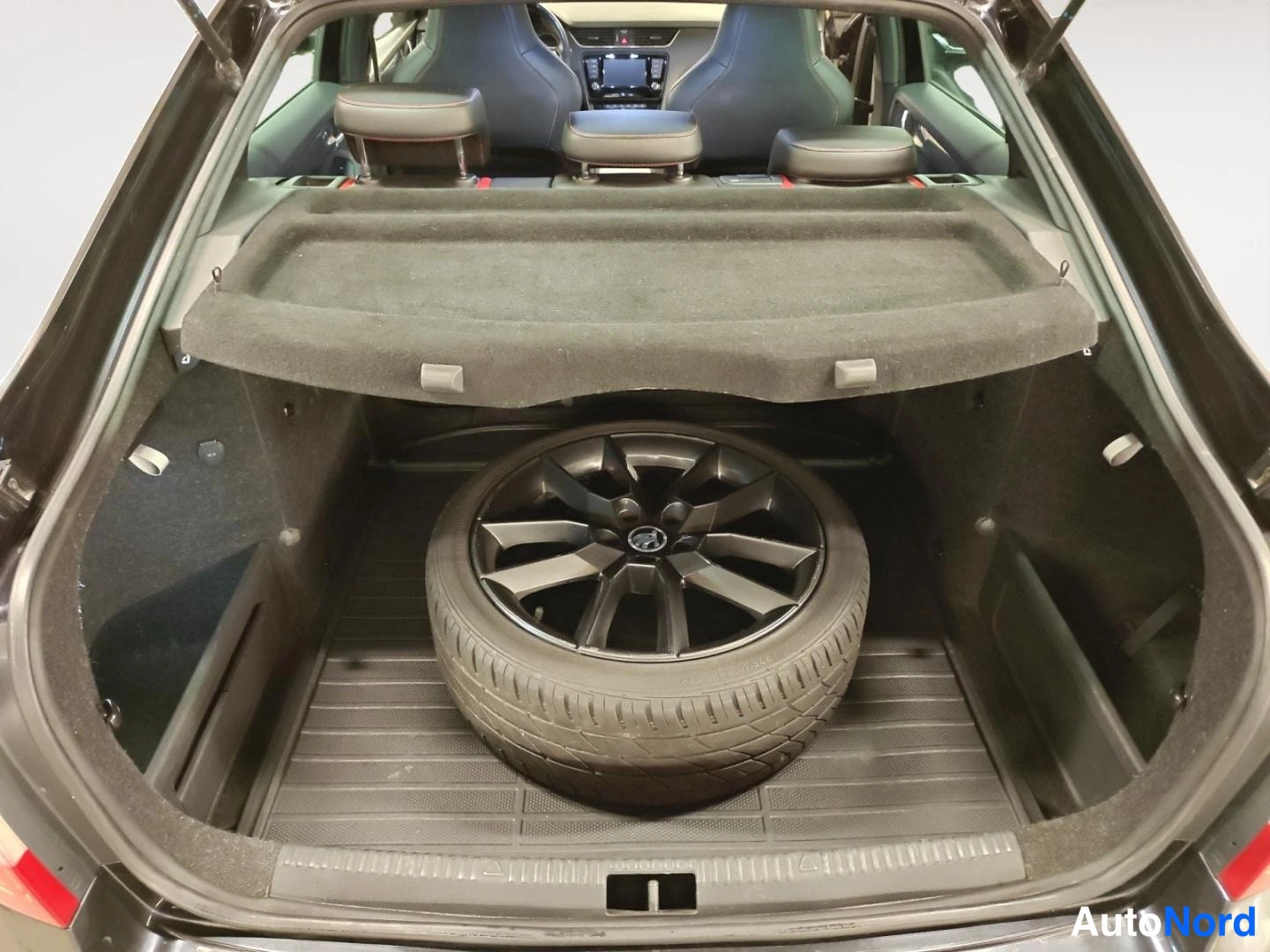 Musta Skoda Octavia 2017, tavaratila, kuva 16