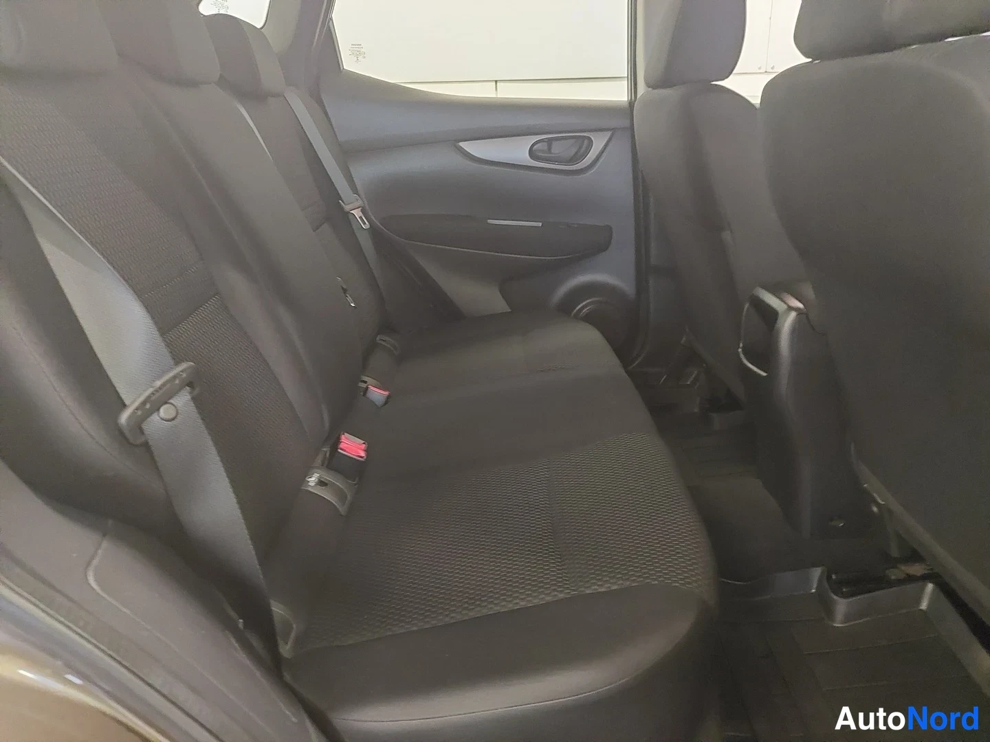Ruskea Nissan Qashqai 2017, takaistuimet, kuva 14