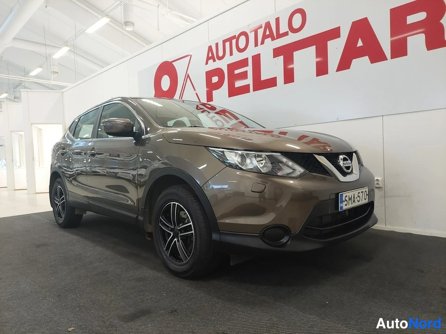 Ruskea Nissan Qashqai 2017, etuviisto, keula oikealle, kuva 3