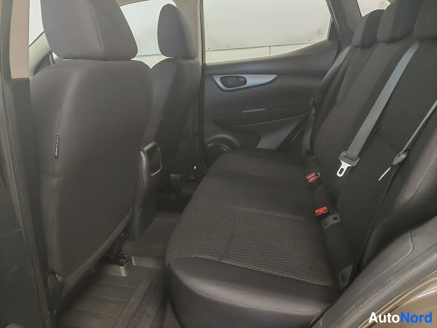 Ruskea Nissan Qashqai 2017, takaistuimet, kuva 15