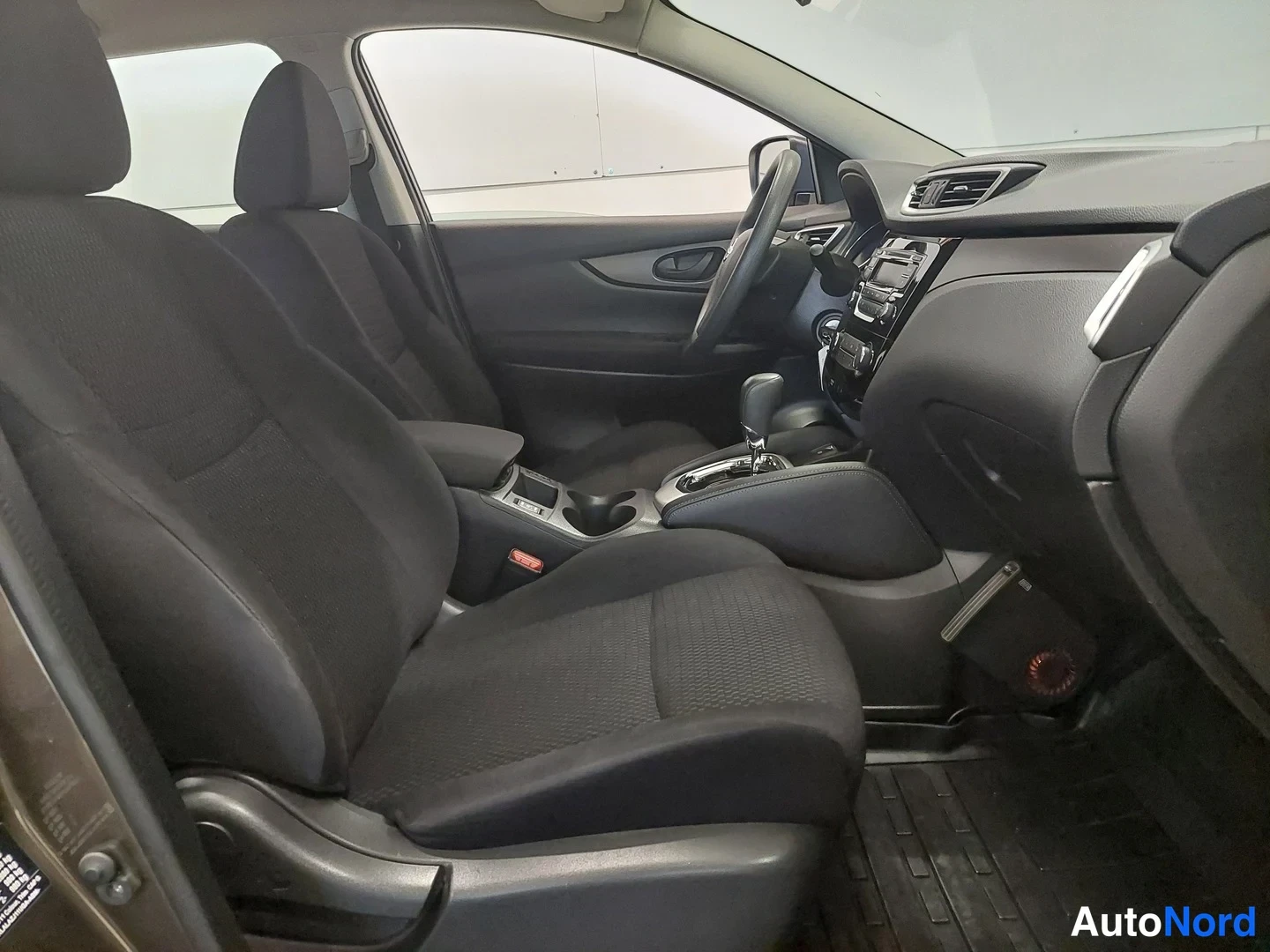 Ruskea Nissan Qashqai 2017, ohjaamo, kuva 9