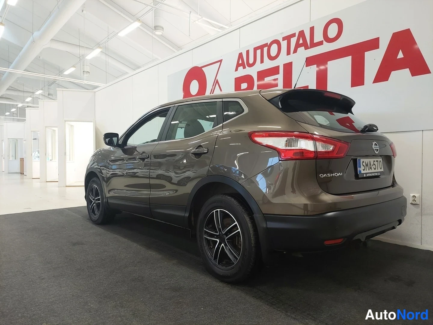 Ruskea Nissan Qashqai 2017, takaviisto, kuva 7