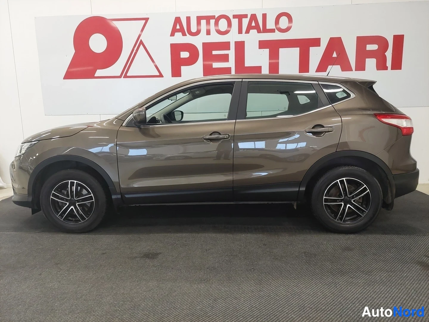 Ruskea Nissan Qashqai 2017, sivulta, kuva 5