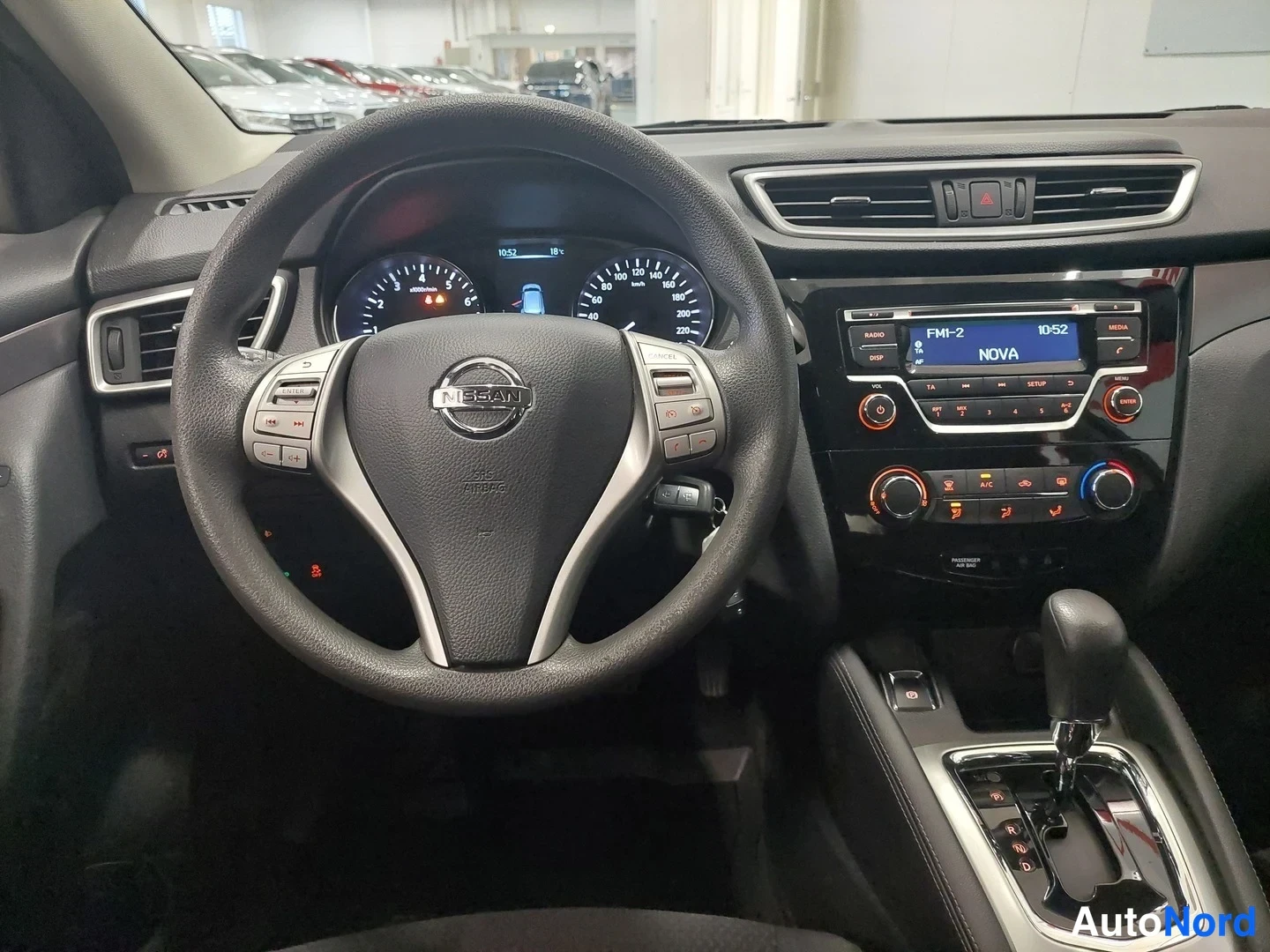Ruskea Nissan Qashqai 2017, ohjaamo, kuva 11