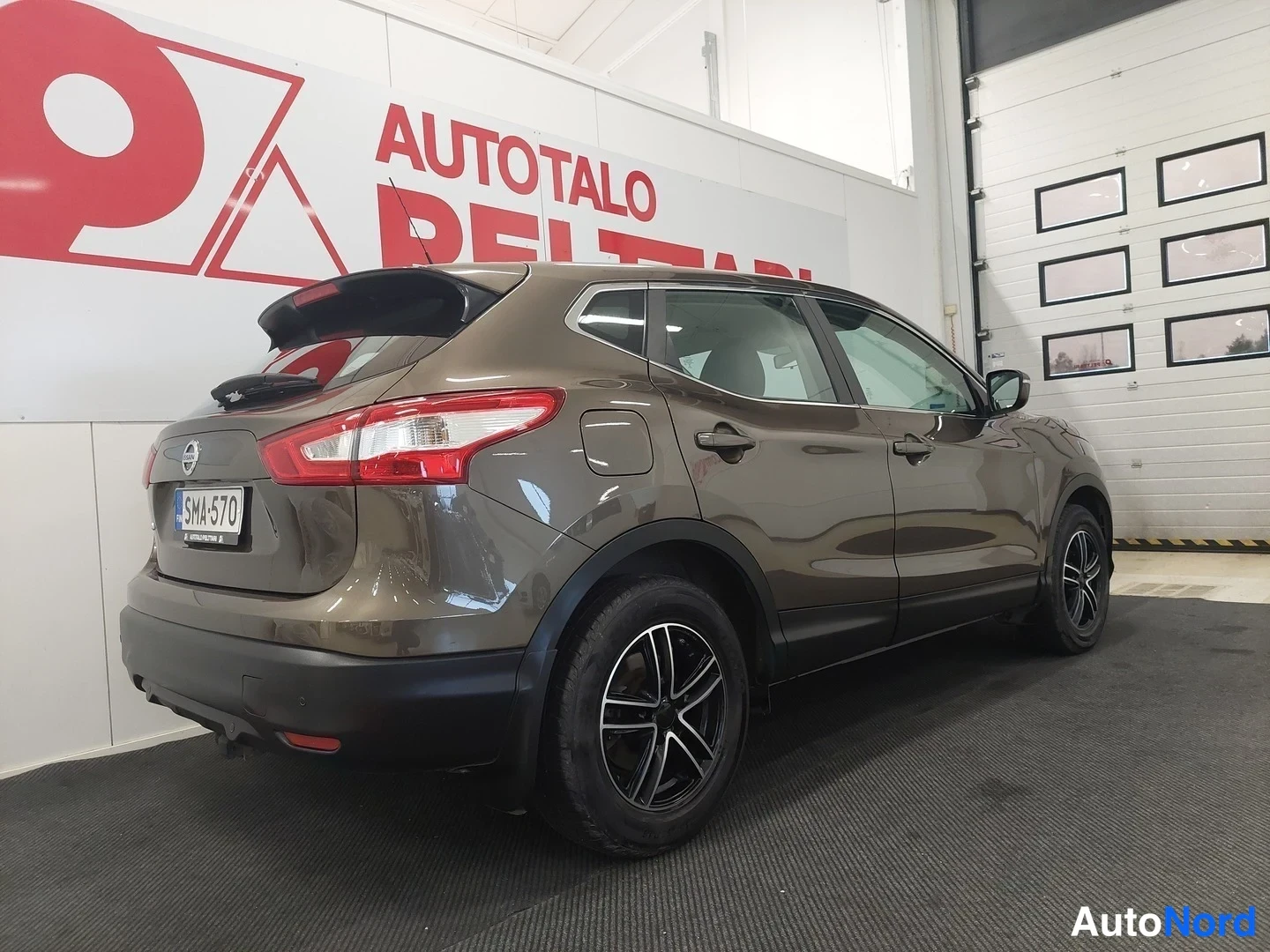 Ruskea Nissan Qashqai 2017, takaviisto, kuva 6