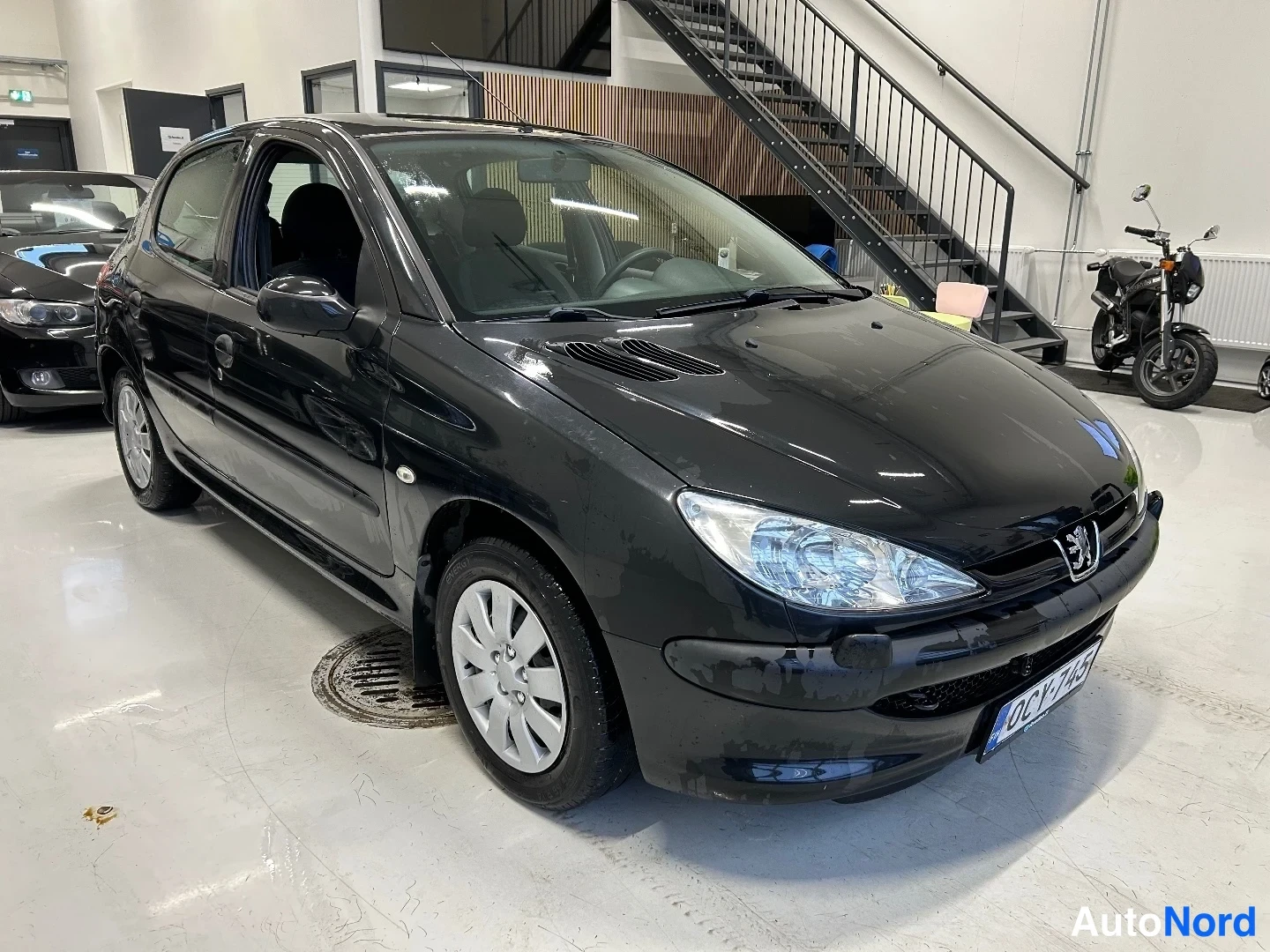 Musta Peugeot 206 2007, etuviisto, keula oikealle, kuva 2