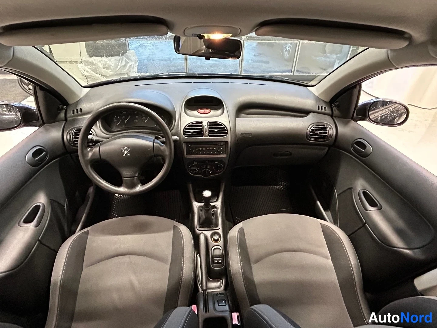 Musta Peugeot 206 2007, ohjaamo, kuva 7