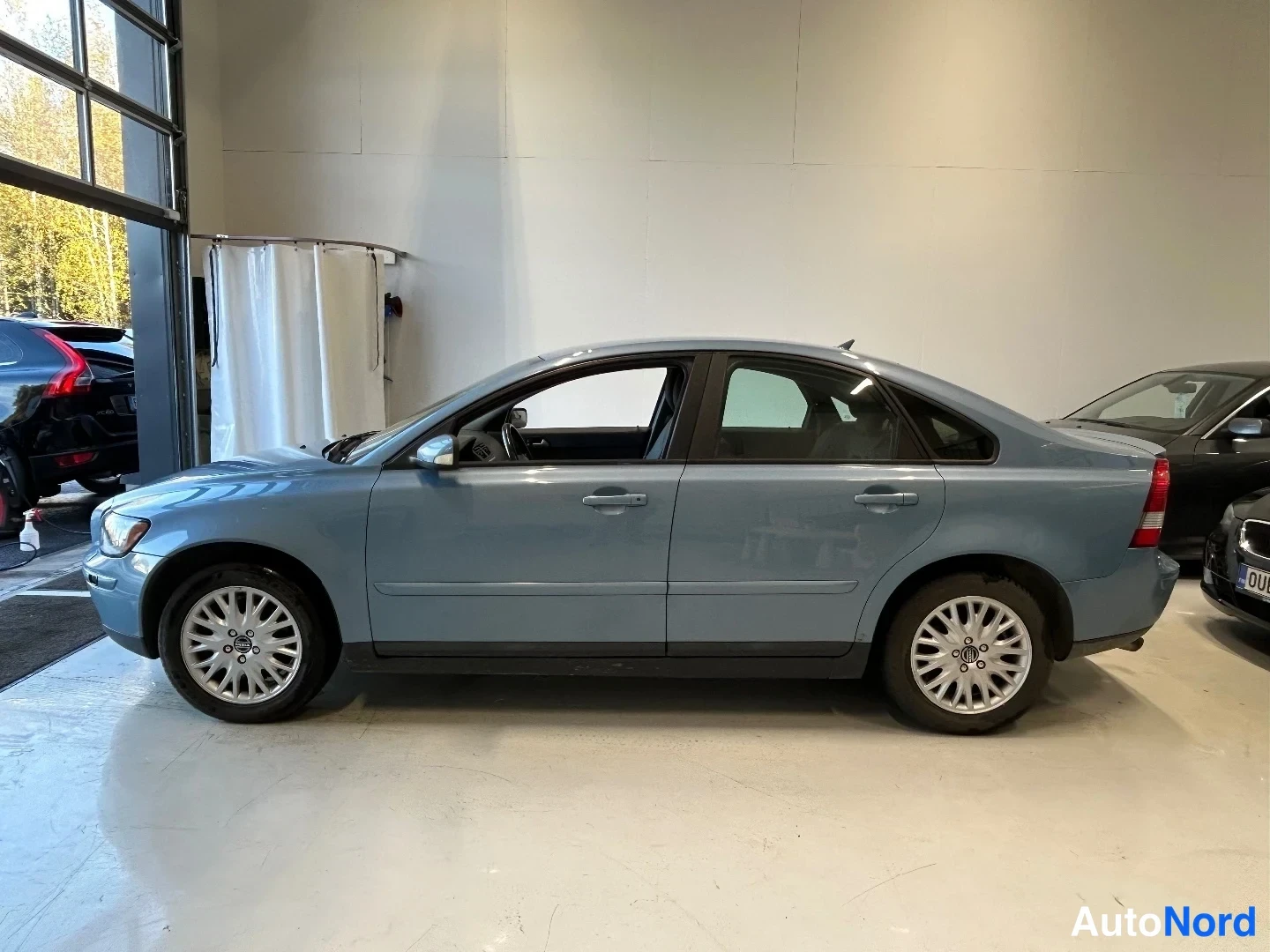 Sininen Volvo S40 2004, sivulta, kuva 4