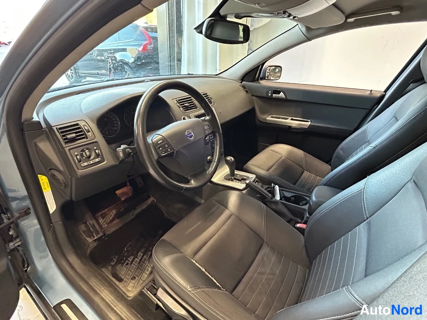 Sininen Volvo S40 2004, ohjaamo, kuva 8