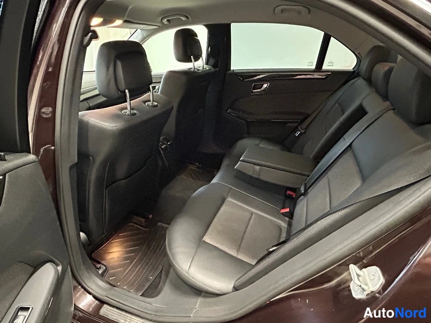 Punainen Mercedes-Benz E 250 CDI 2010, takaistuimet, kuva 11