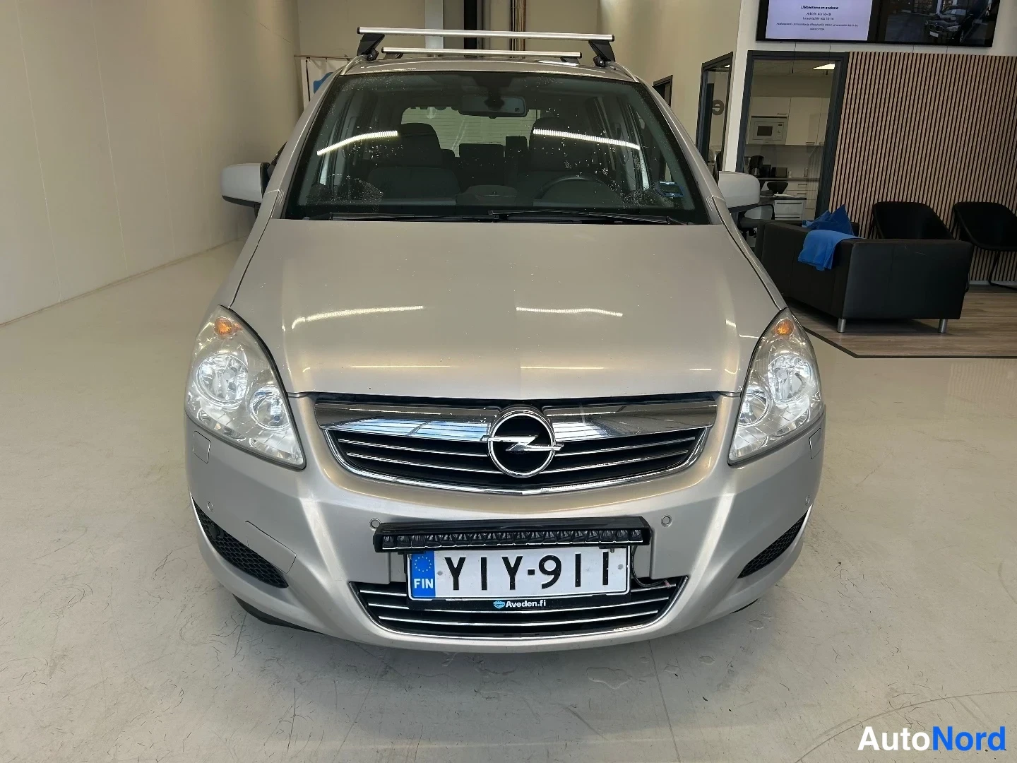 Hopea Opel Zafira 2010, edestä, kuva 3