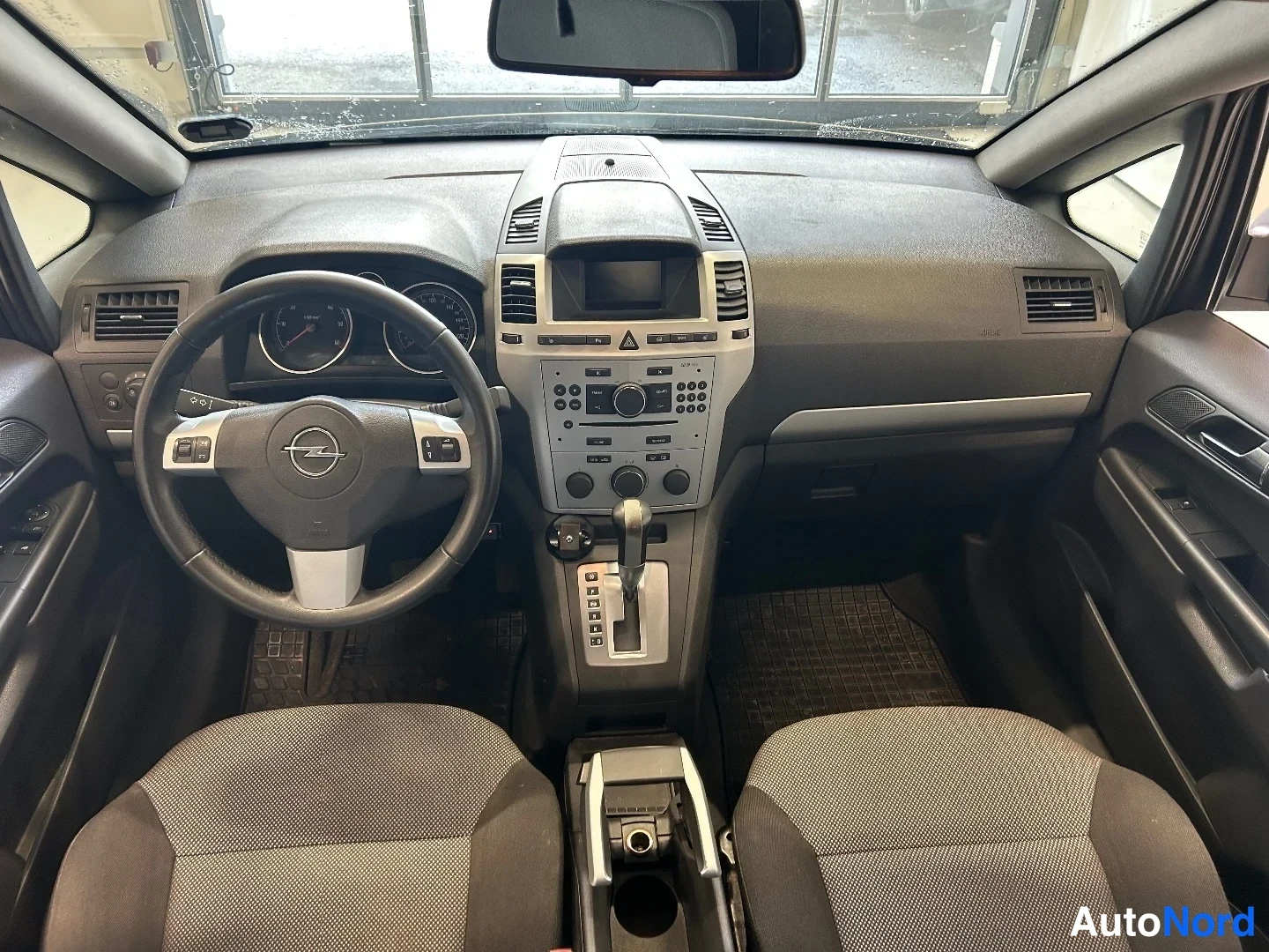 Hopea Opel Zafira 2010, ohjaamo, kuva 8
