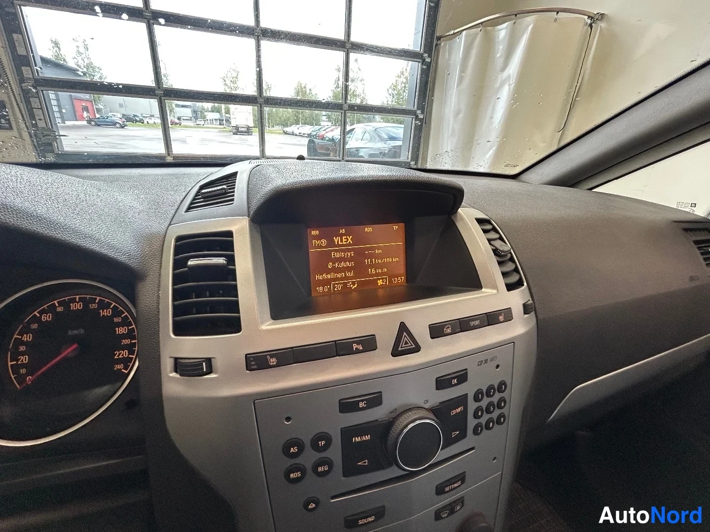 Hopea Opel Zafira 2010, ohjaamo, kuva 10