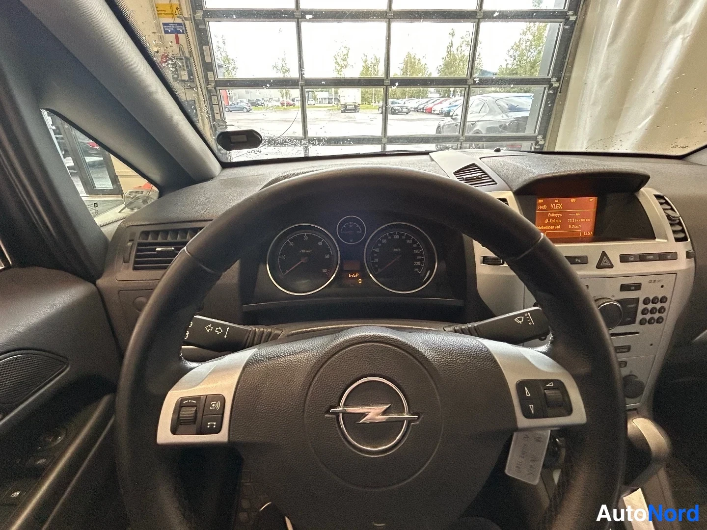 Hopea Opel Zafira 2010, ohjaamo, kuva 11