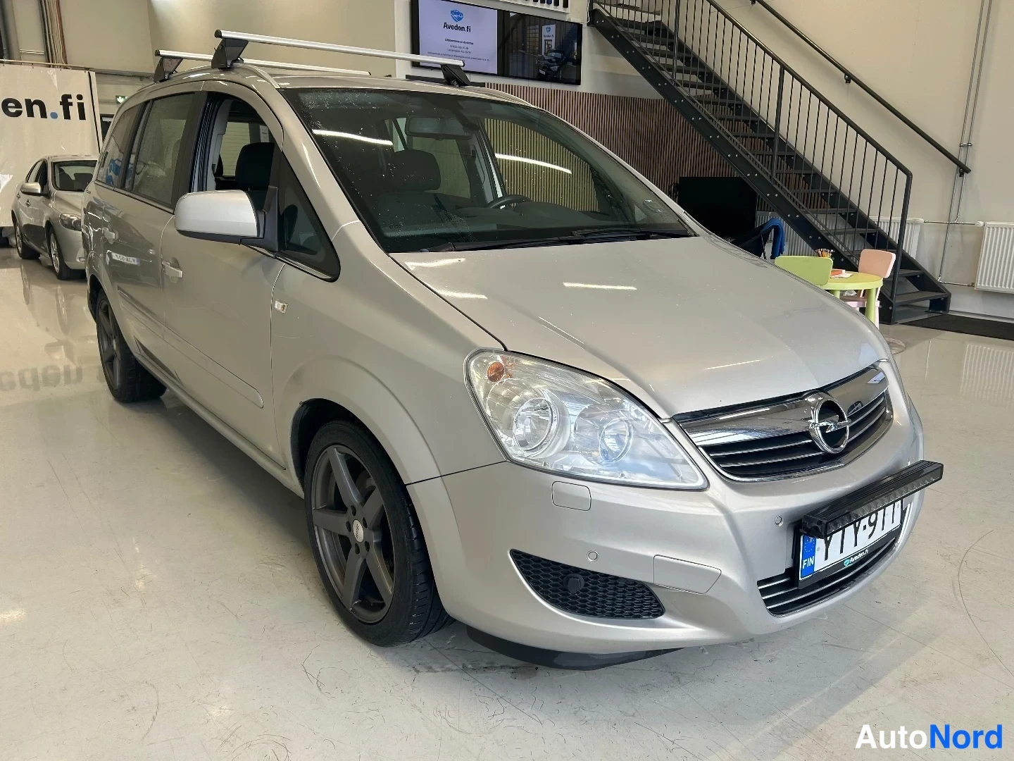 Hopea Opel Zafira 2010, etuviisto, keula oikealle, kuva 2