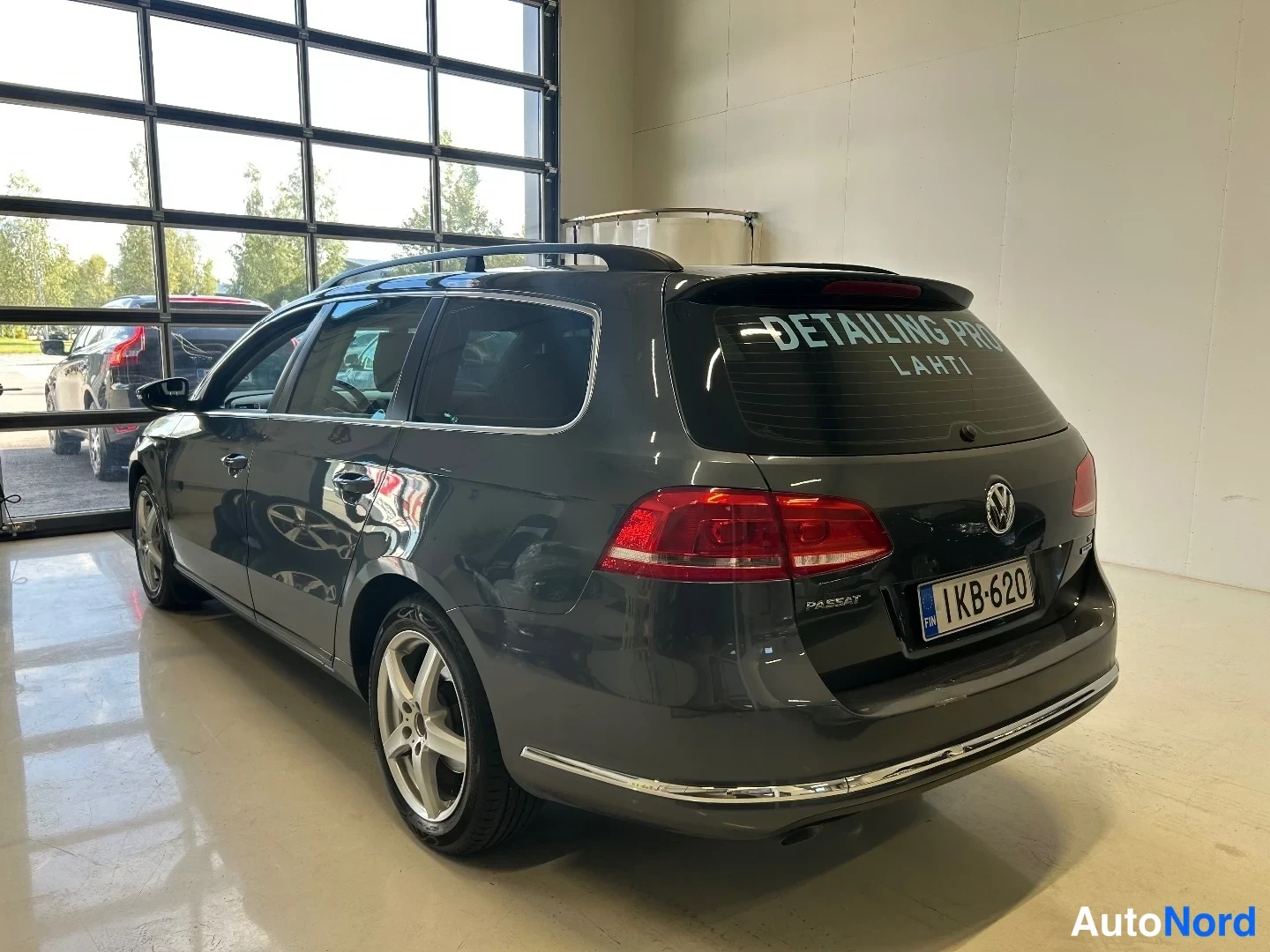 Harmaa Volkswagen Passat Variant 2011, takaviisto, kuva 5