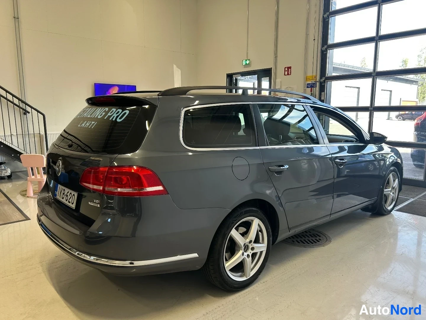Harmaa Volkswagen Passat Variant 2011, takaviisto, kuva 6