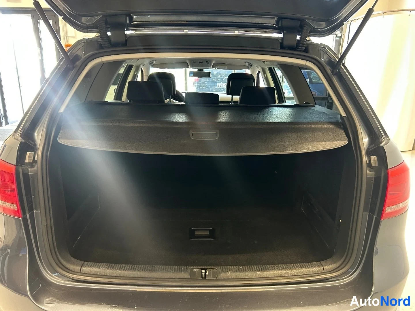 Harmaa Volkswagen Passat Variant 2011, tavaratila, kuva 10