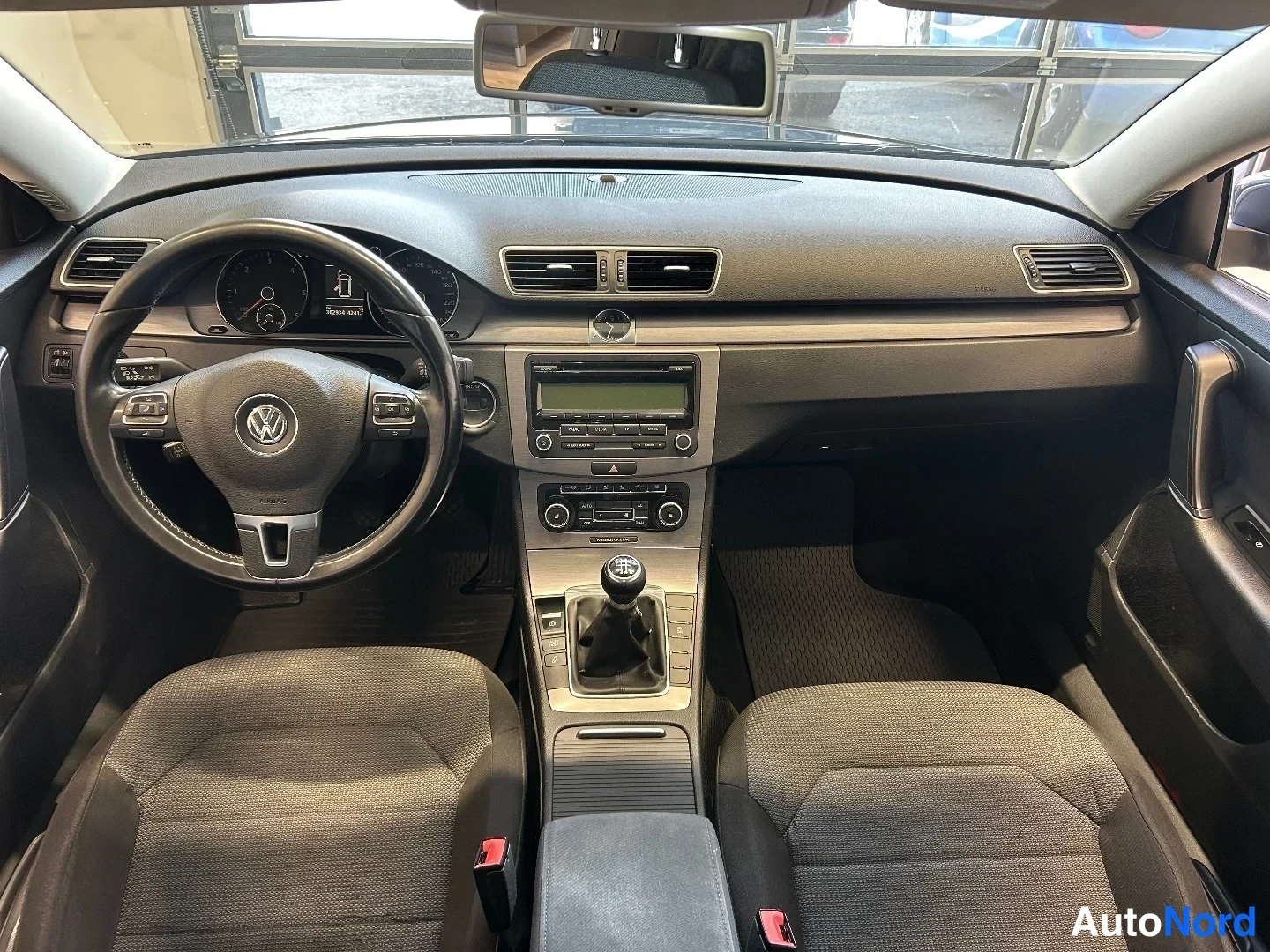 Harmaa Volkswagen Passat Variant 2011, ohjaamo, kuva 7