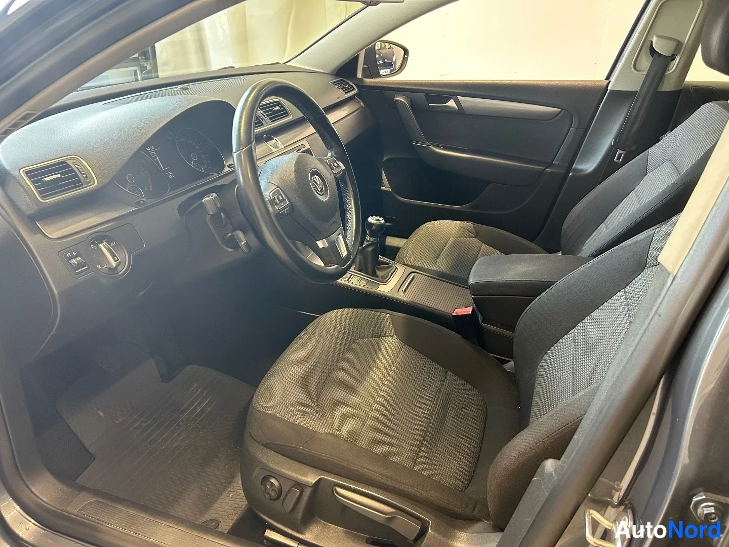 Harmaa Volkswagen Passat Variant 2011, ohjaamo, kuva 8