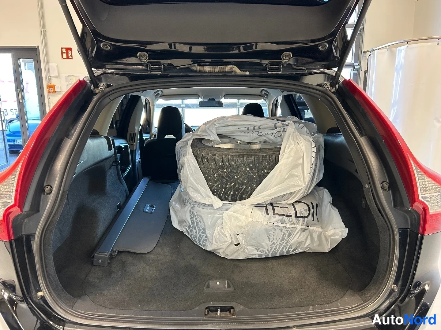 Musta Volvo XC60 2009, tavaratila, kuva 11