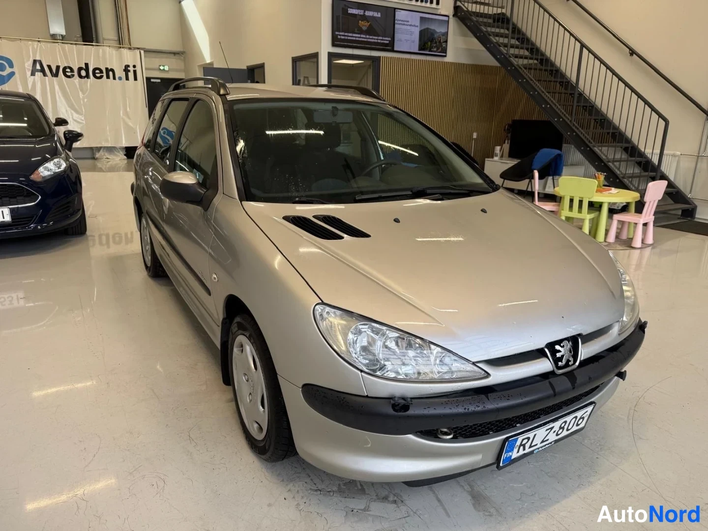 Hopea Peugeot 206 2005, etuviisto, keula oikealle, kuva 2