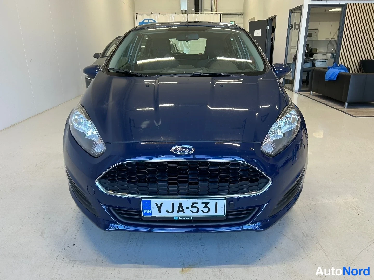 Sininen Ford Fiesta 2016, edestä, kuva 3