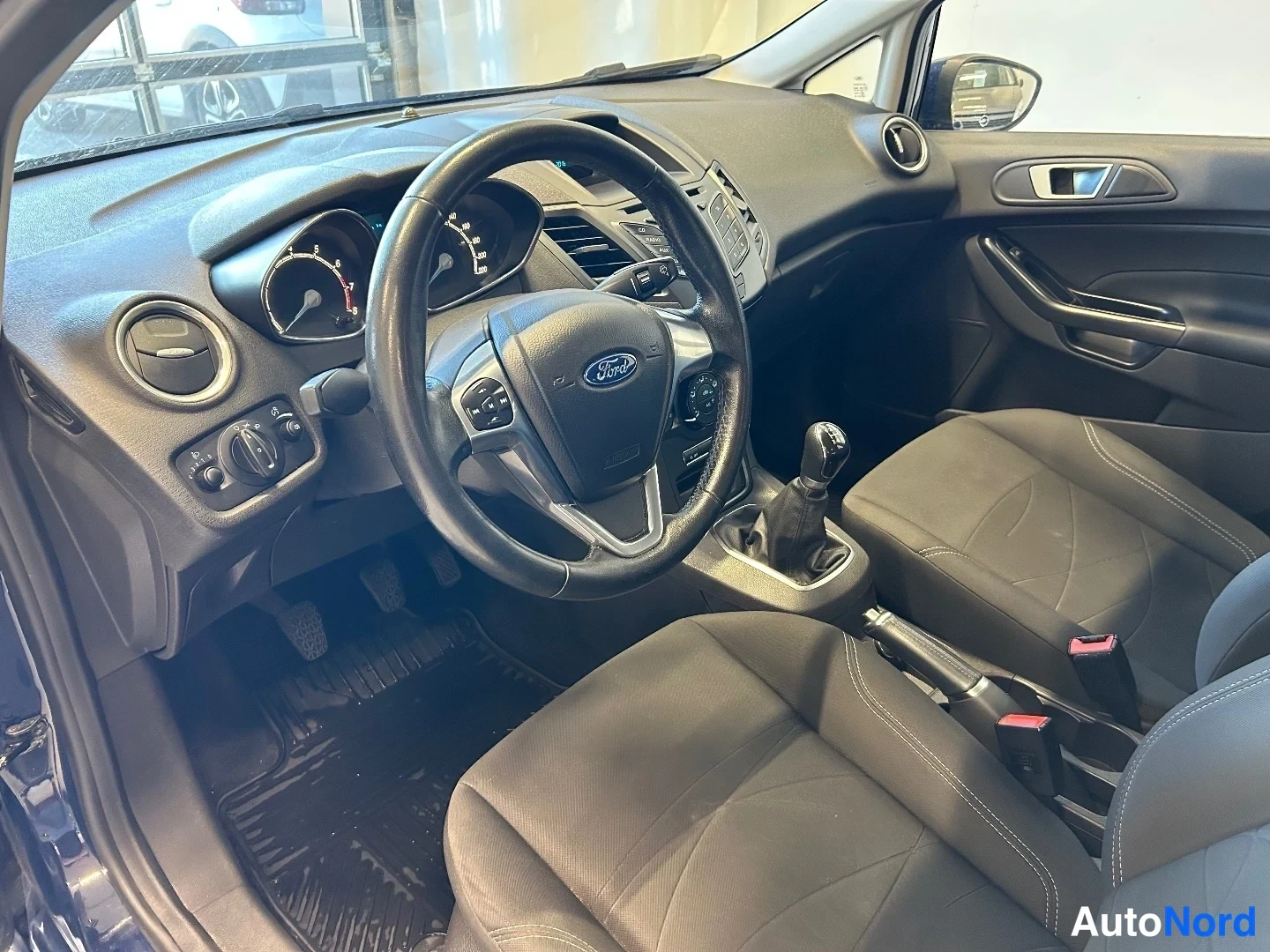 Sininen Ford Fiesta 2016, ohjaamo, kuva 9