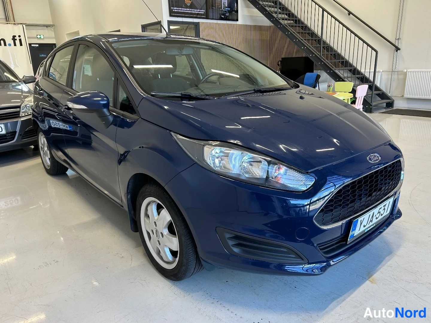 Sininen Ford Fiesta 2016, etuviisto, keula oikealle, kuva 2