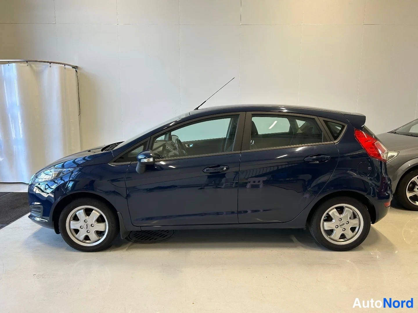 Sininen Ford Fiesta 2016, sivulta, kuva 4