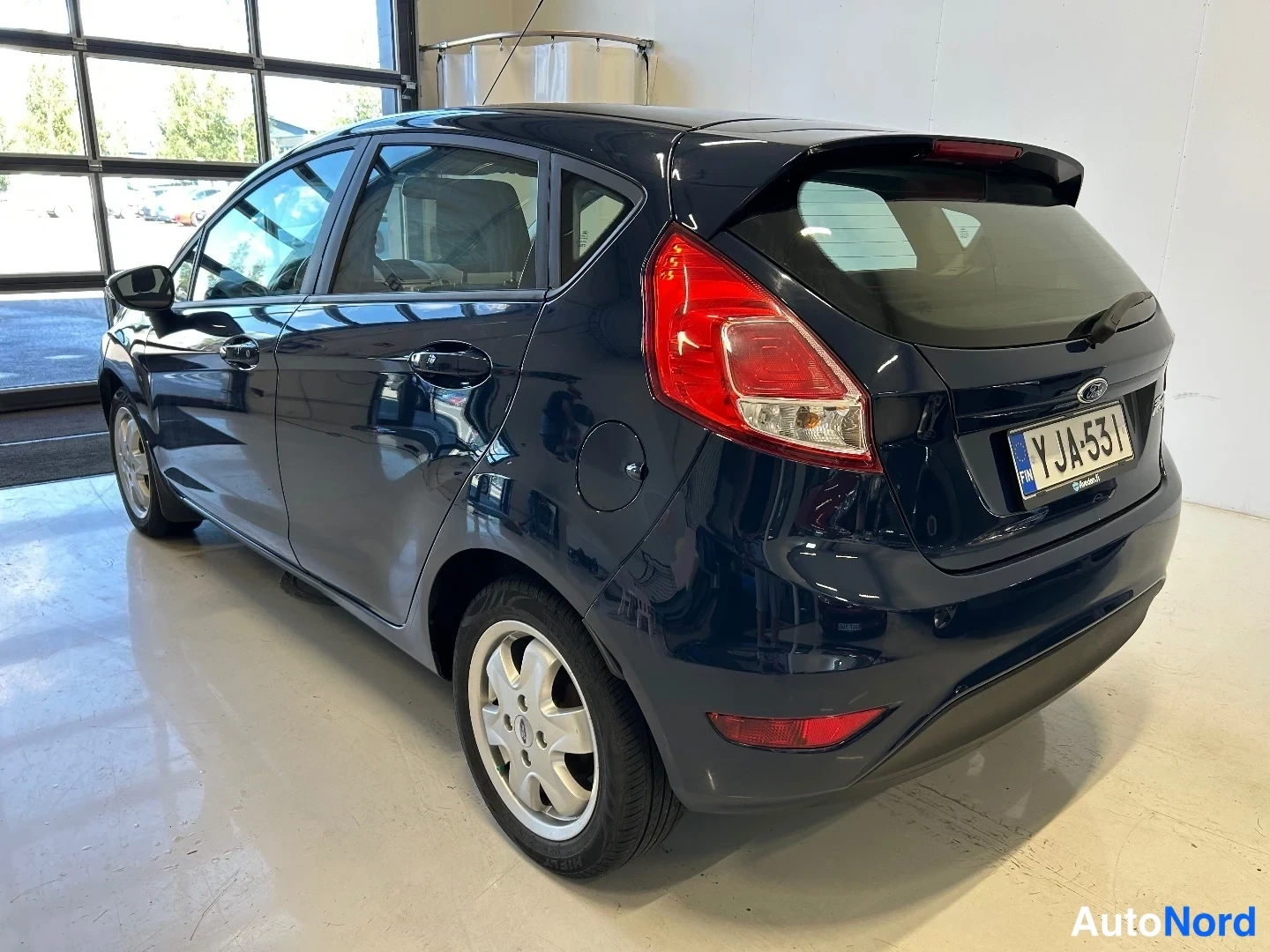 Sininen Ford Fiesta 2016, takaviisto, kuva 5
