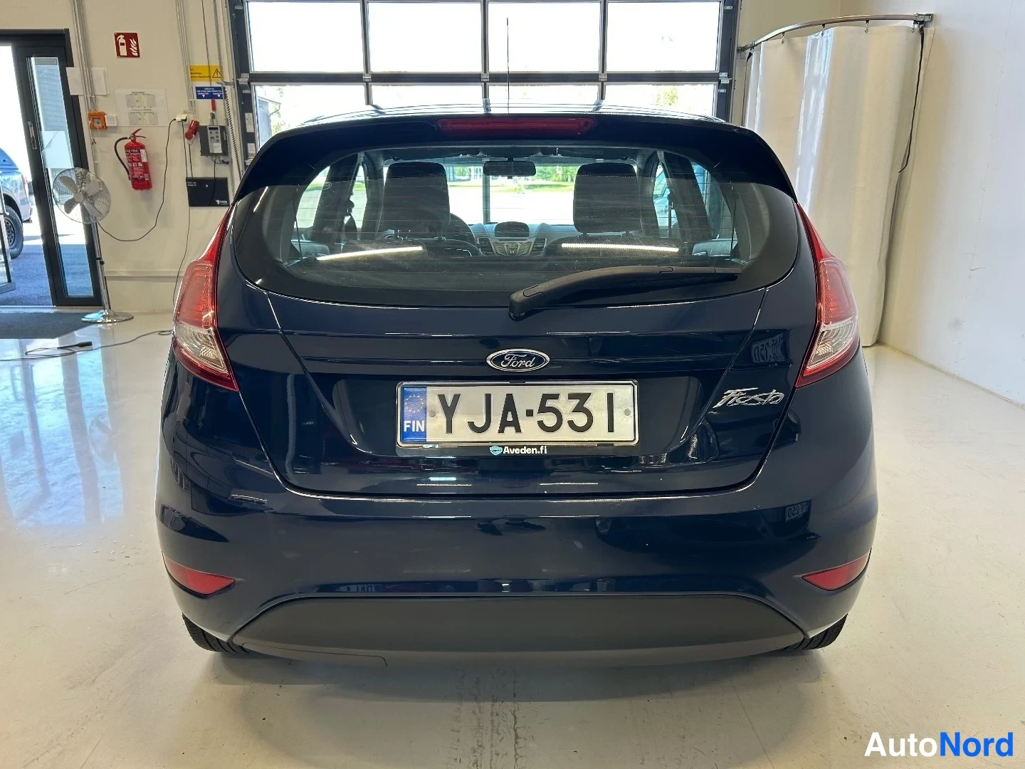 Sininen Ford Fiesta 2016, takaa, kuva 7