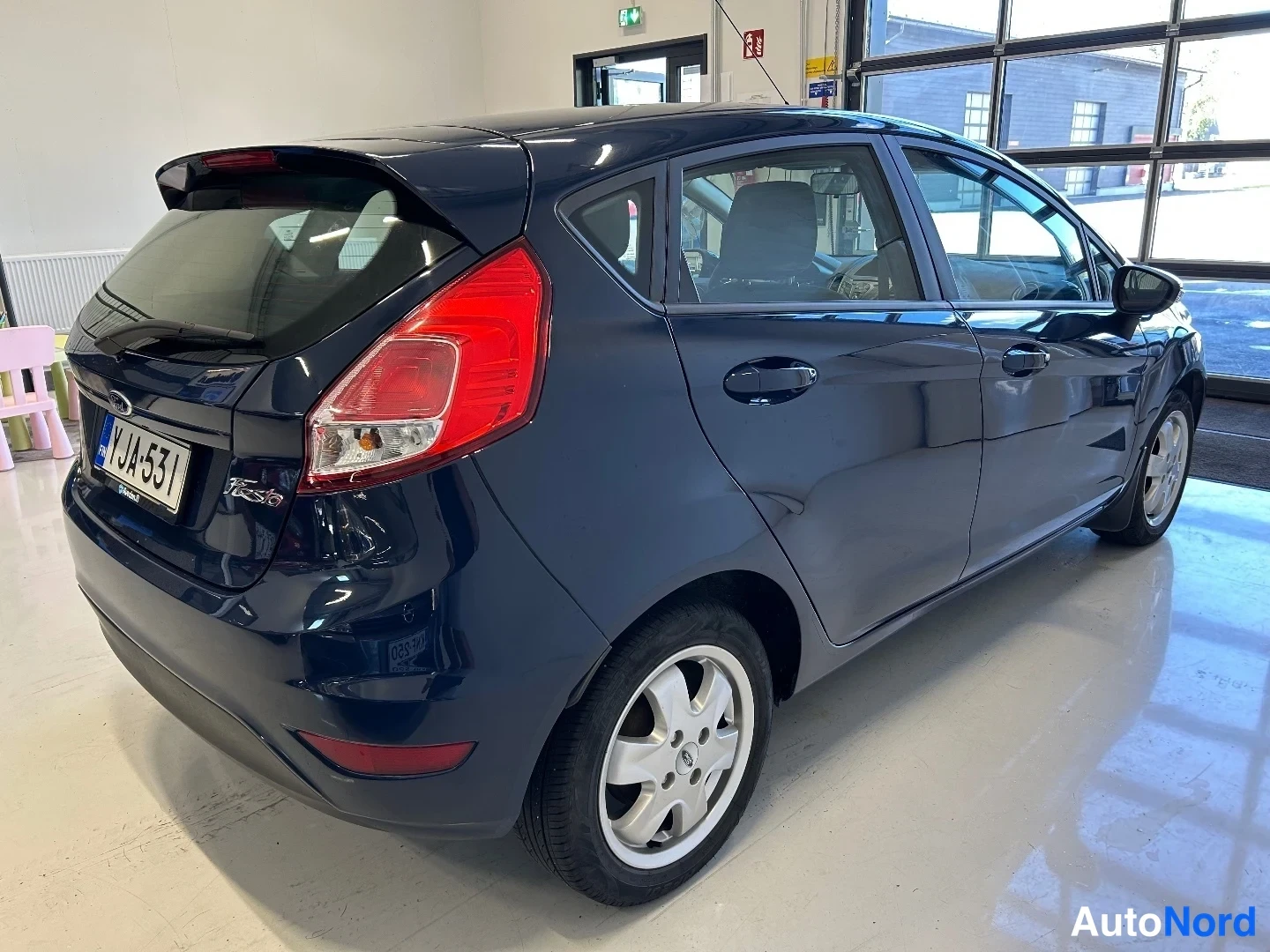 Sininen Ford Fiesta 2016, takaviisto, kuva 6