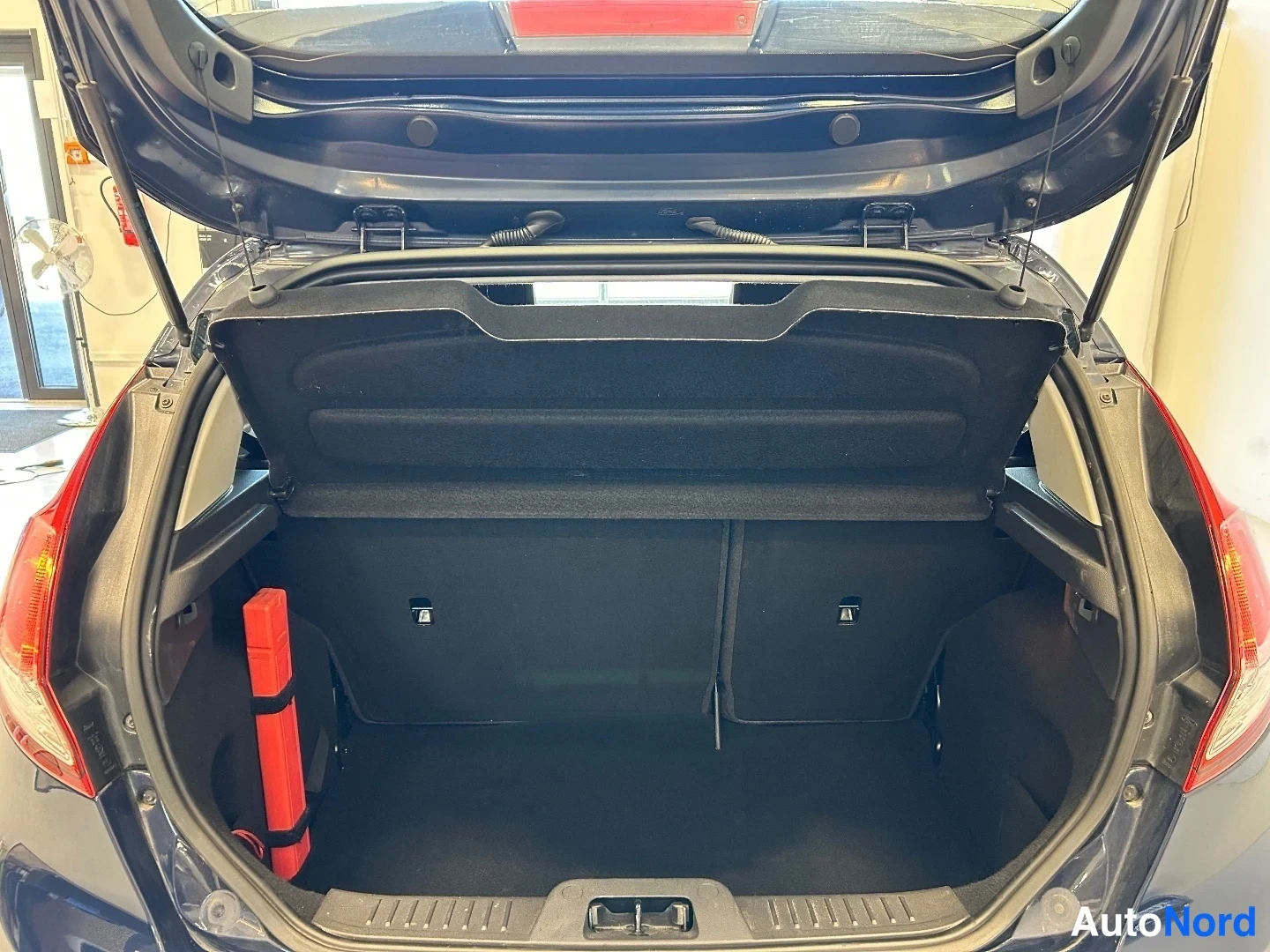 Sininen Ford Fiesta 2016, tavaratila, kuva 12