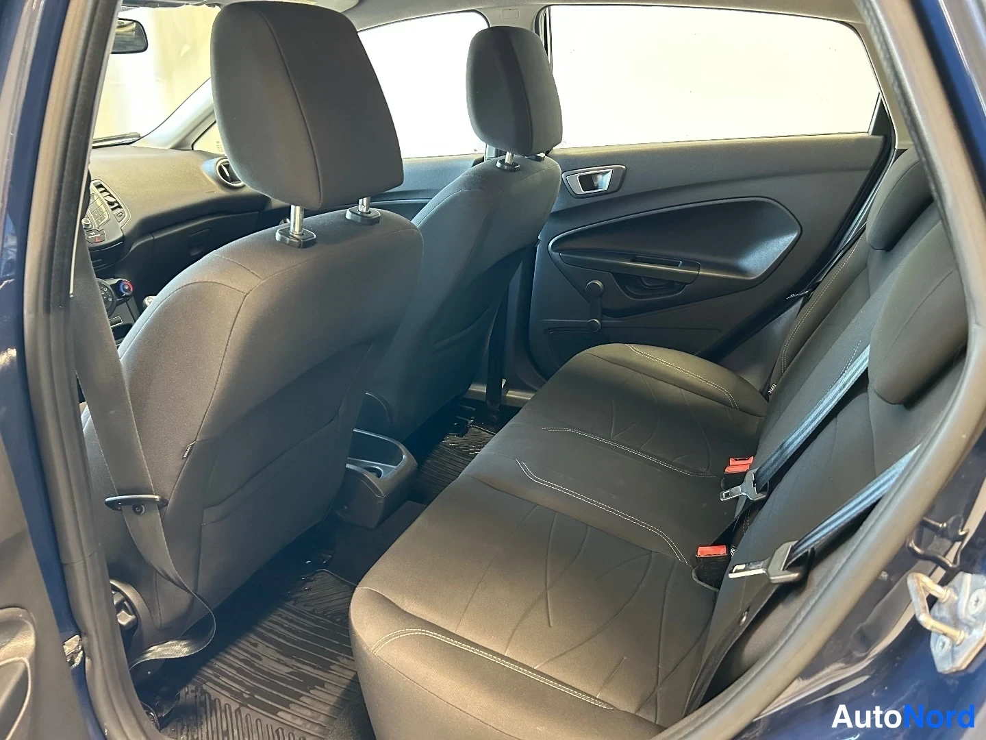 Sininen Ford Fiesta 2016, takaistuimet, kuva 11